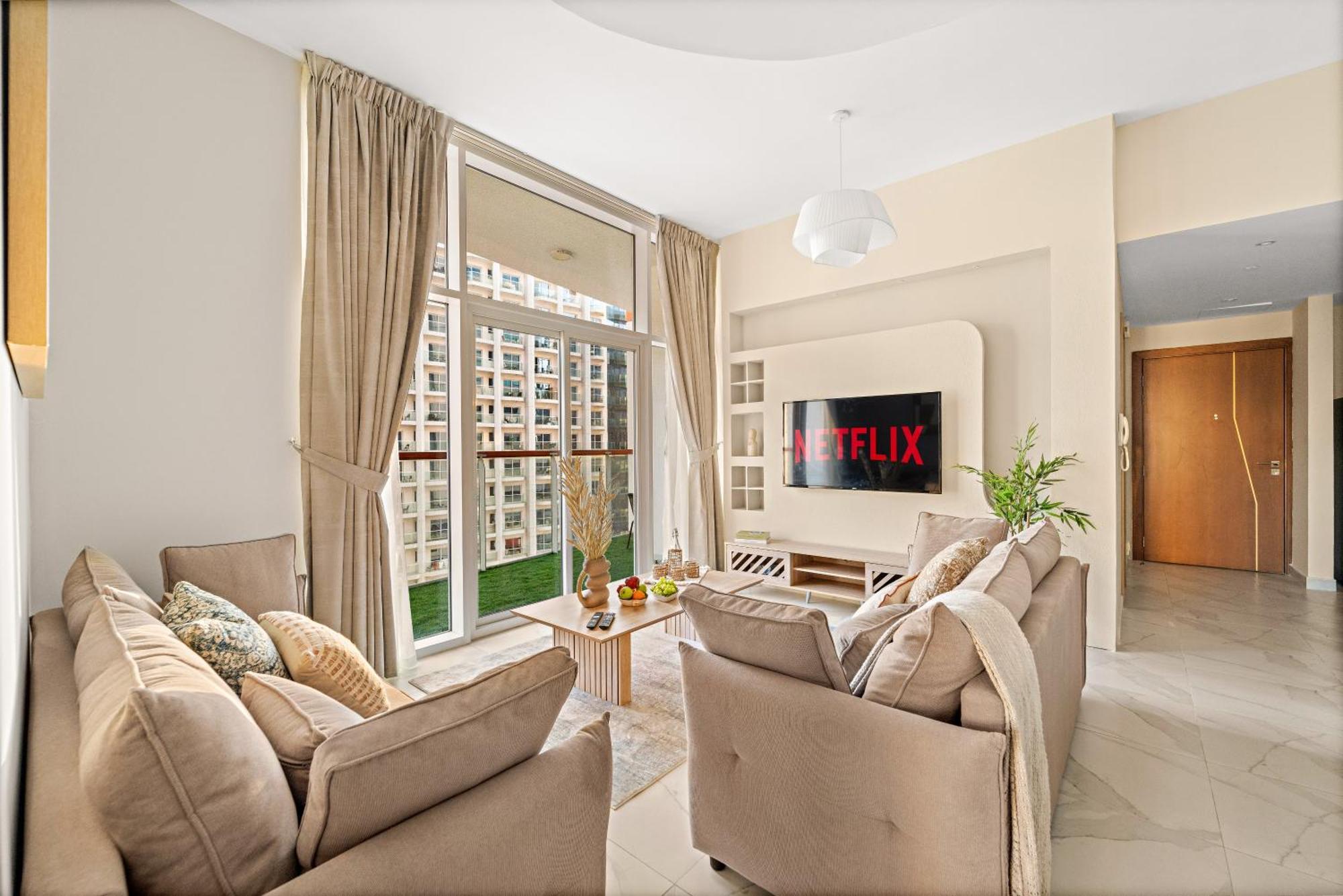 Apartment Stunning Waterfront Burj Views With Pool & Gym, Sleeps 6 Dubai