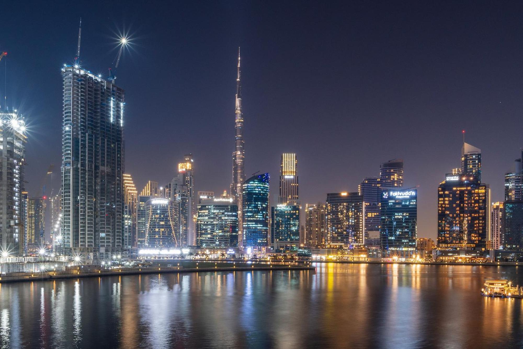 Apartment Stunning Waterfront Burj Views With Pool & Gym, Sleeps 6
